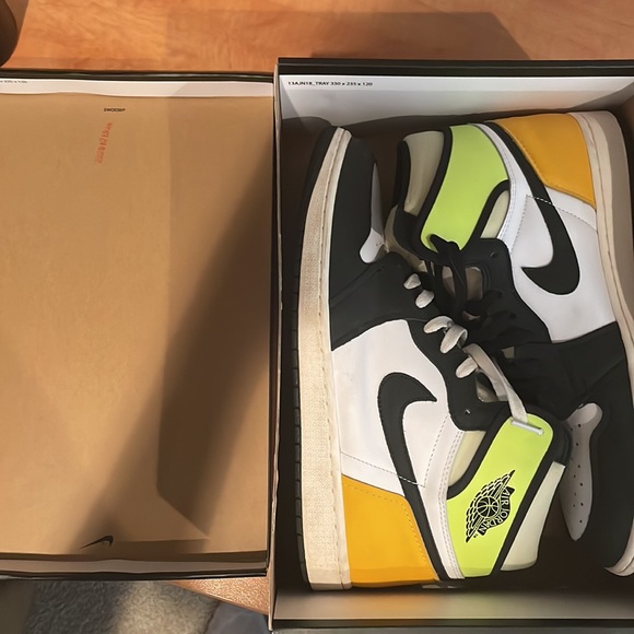 COPY - Jordan 1 University Volt Gold Size 12 main image 4